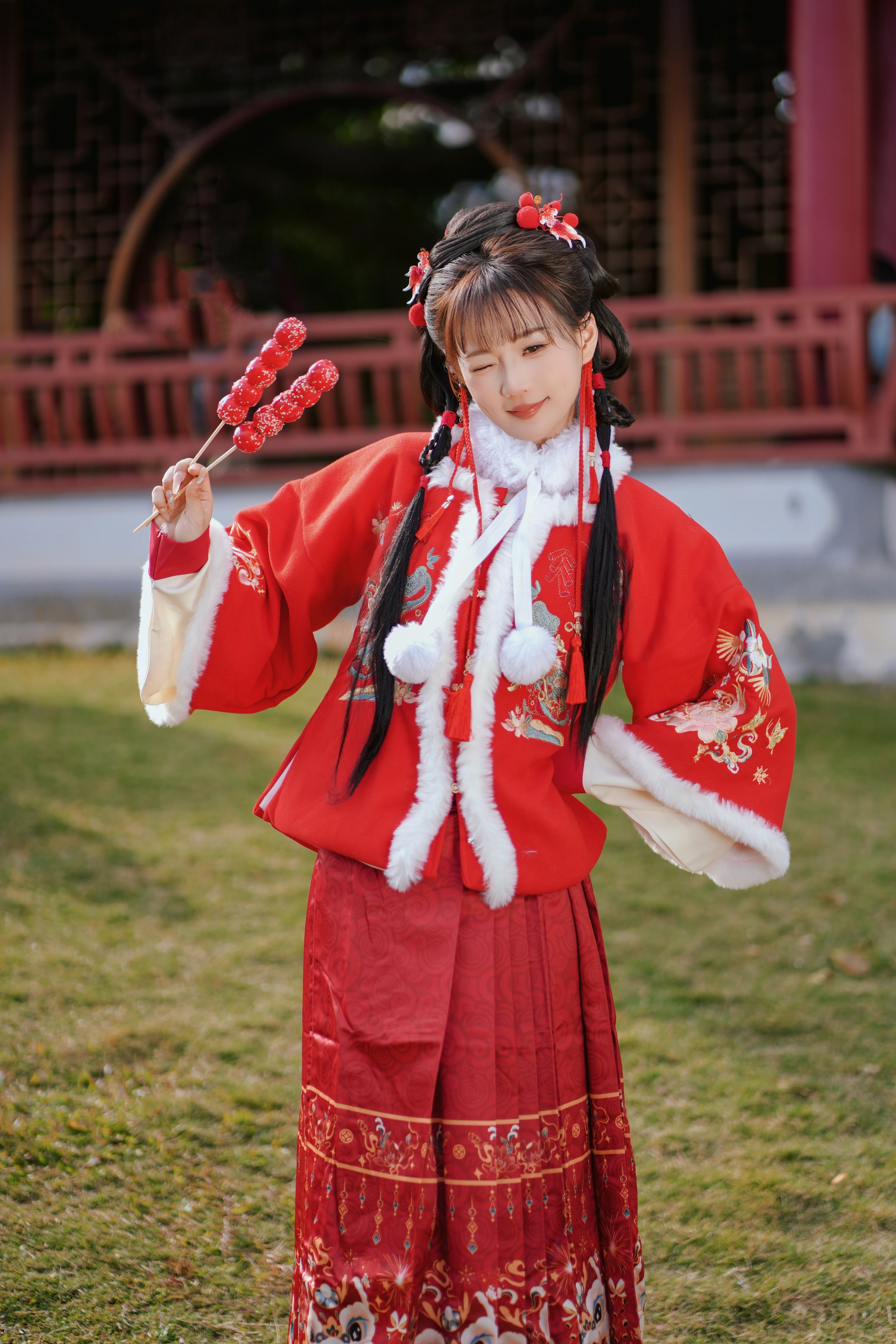 [YITUYU艺图语]2025.01.31 红韵倩影 · 新年少女写真 甜心小鹿 2