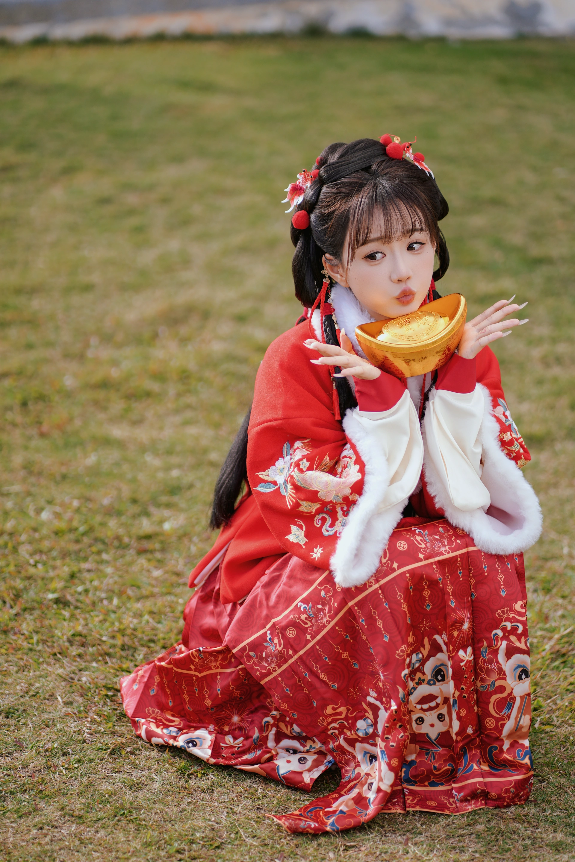 [YITUYU艺图语]2025.01.31 红韵倩影 · 新年少女写真 甜心小鹿 3